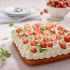Joghurtkuchen mit Basilikumcreme und Erdbeeren