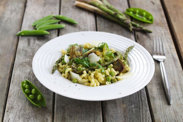 Grüner Nudelsalat mit Spargel, Pesto und grünen Erbsen