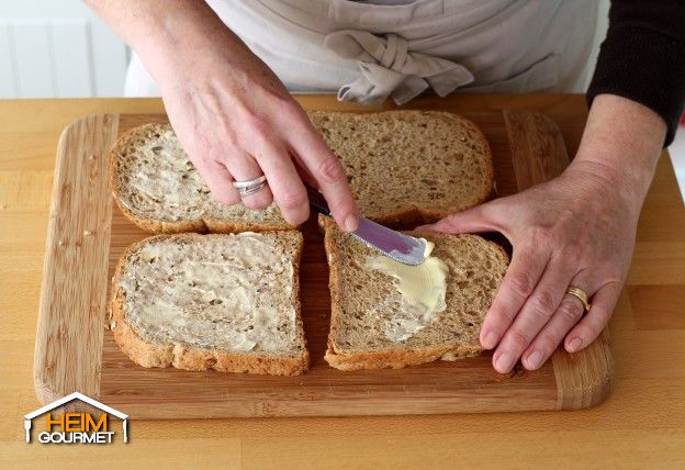 Die Toastbrotscheiben buttern