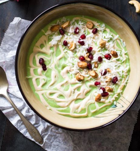 Avocado-Smoothie-Bowl mit Granaftapfel und Cashew-Creme