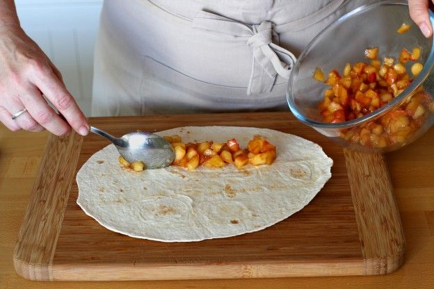 Die Äpfel auf die Tortilla geben