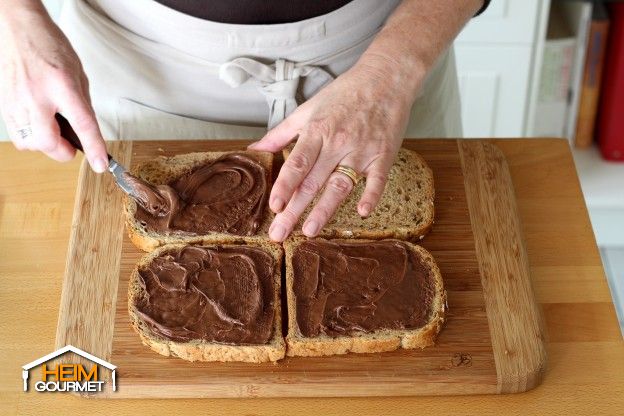 Die Nutella auf den vier Toastscheiben verteilen