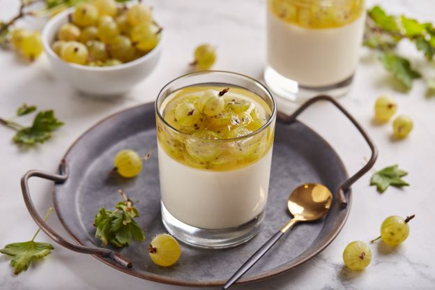 Joghurtcreme mit Stachelbeerkompott
