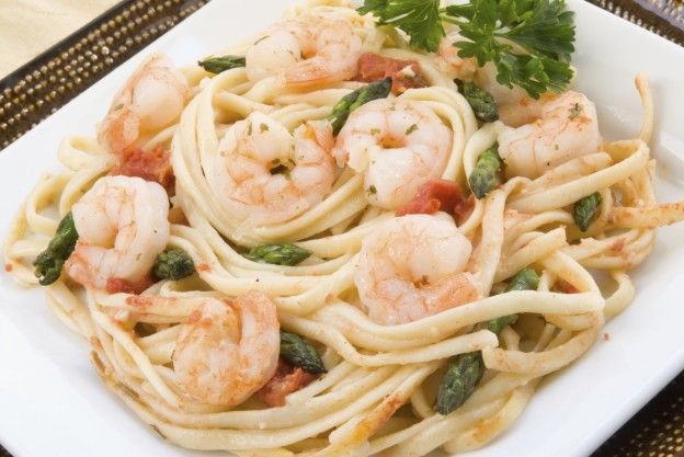 Spaghetti mit Garnelen und Spargelspitzen