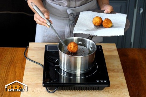 Die Kroketten frittieren