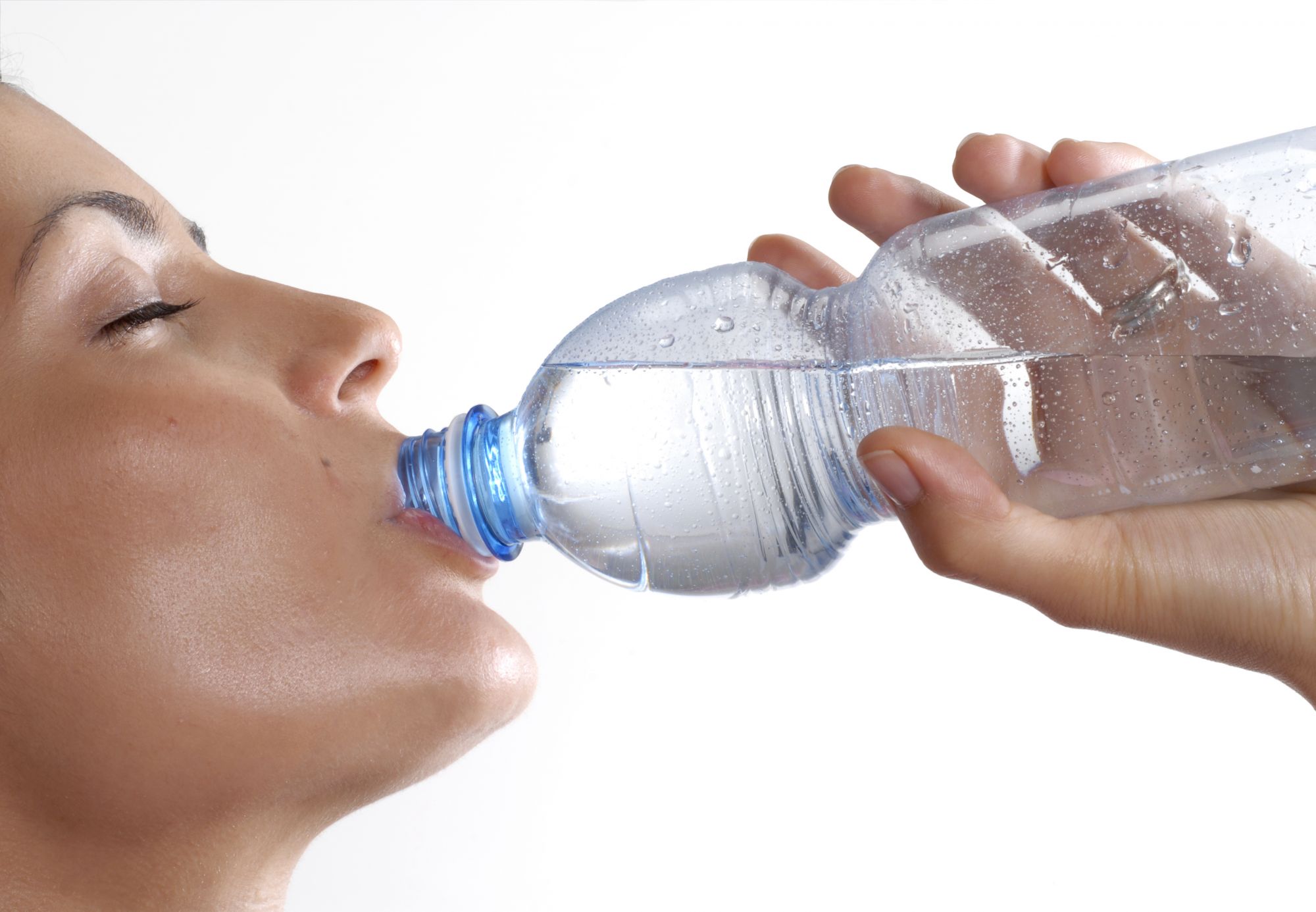Попейте холодной воды. Питье воды. Человек пьет минеральную воду. Минеральные воды. Пьет воду из бутылки.