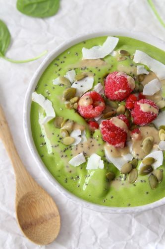 Grüne Tahini-Smoothie-Bowl