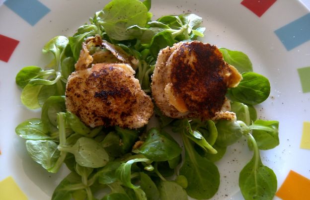 Salat mit paniertem Ziegenkäse