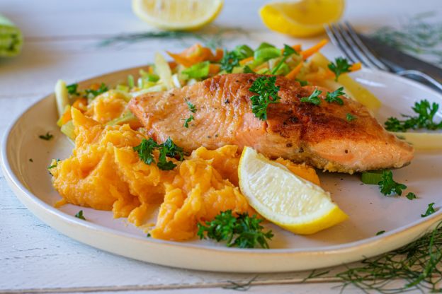 Gebratener Lachs mit Süßkartoffelpüree und gedünstetem Gemüse
