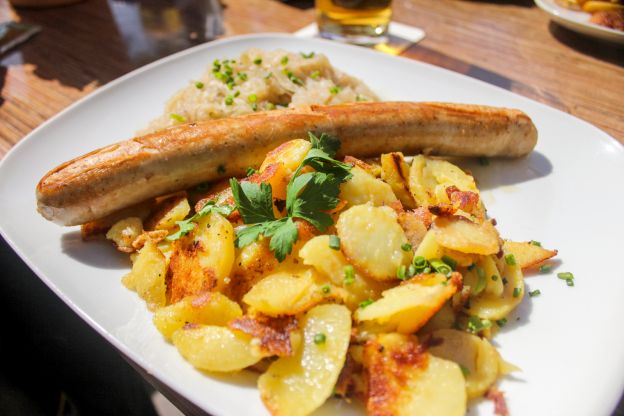 Rehbratwurst mit Sauerkraut und Bratkartoffeln