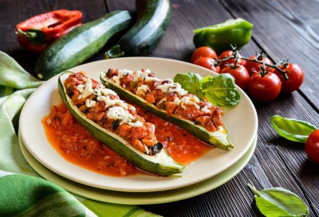 Vegetarisch gefüllte Zucchini mit Tomaten und Schafskäse