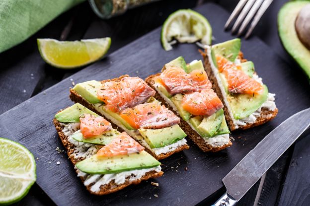 Vollkornbrot mit Frischkäse, Lachs und Avocado