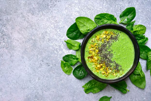 Grüne Smoothie-Bowl mit Spinat, Apfel und Haferflocken