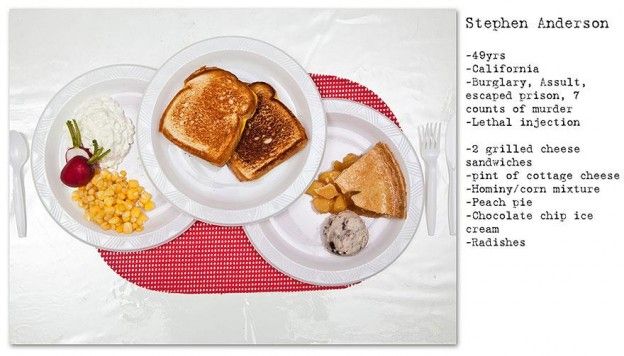Getoastetes Sandwich, Hüttenkäse, Rettich, Pfirsichtarte mit Eis und Schokostückchen