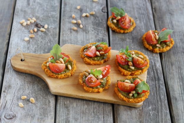 Mini-Süßkartoffel-Pizza mit Pesto und frischen Tomaten