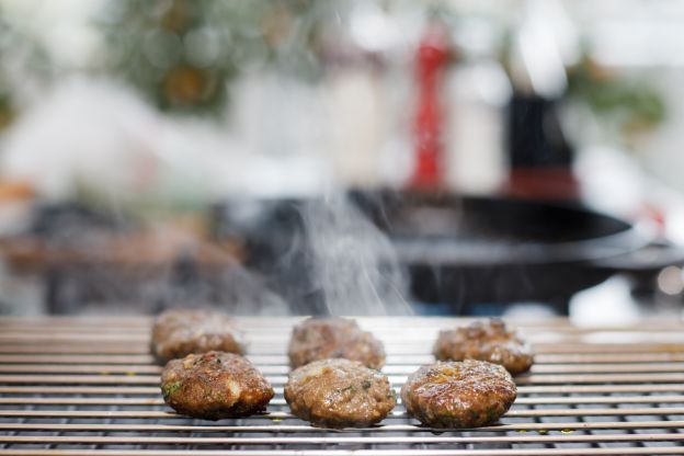 Frikadellen vom Grill