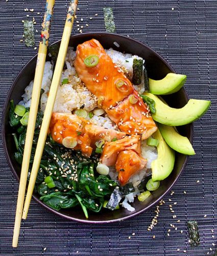 Teriyaki Lachs Reis Bowl mit Spinat und Avocado