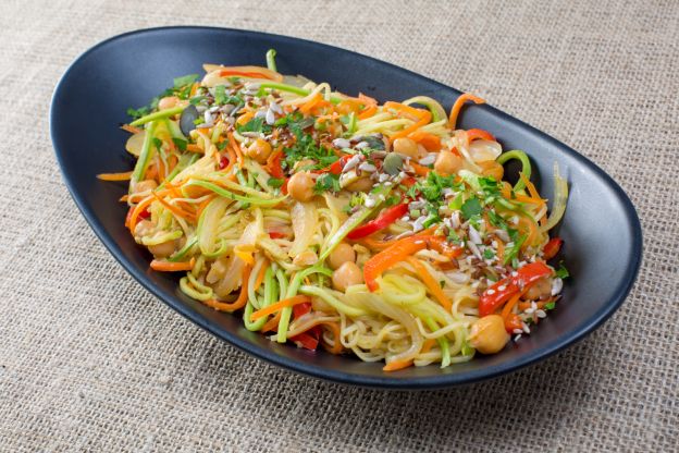 Kunterbunter Zoodles-Salat