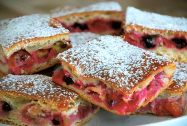 Marzipankuchen mit Stachelbeeren
