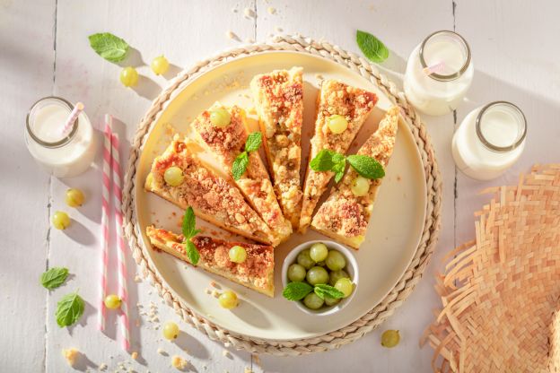Buttermilchkuchen mit Stachelbeeren