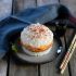 Sushi-burger mit lachs und mango