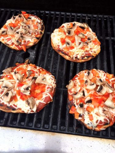 Einfache gegrillte Pita Pizza