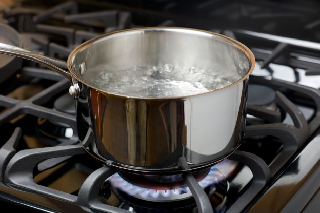 Pasta ins Wasser geben, bevor es kocht