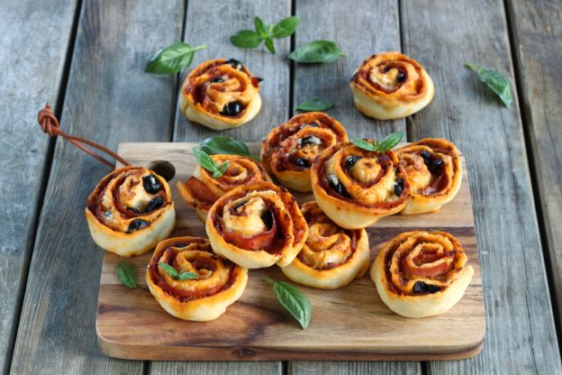 Pizzaschnecken mit rotem Pesto, Schinken und Oliven