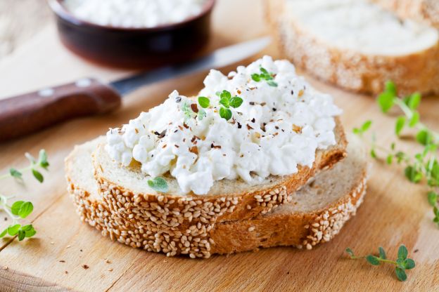 Brot mit Hüttenkäse