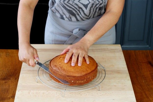 Den Kuchen durchschneiden