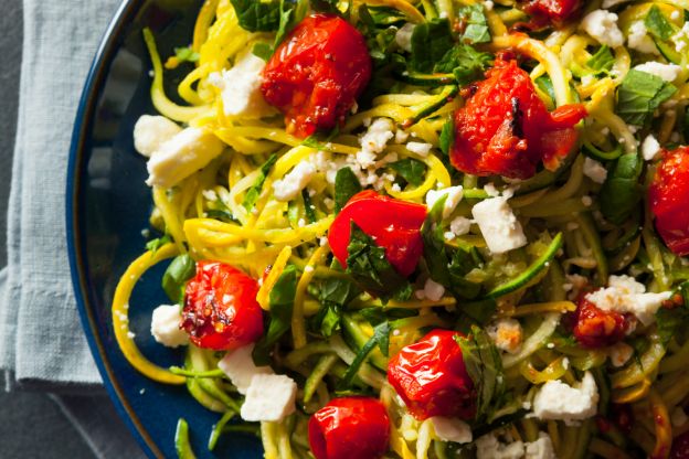 Zucchini Spaghetti mit Tomaten und Basilikum