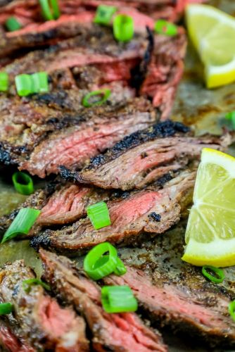 Gegrilltes Steak mit Knoblauch