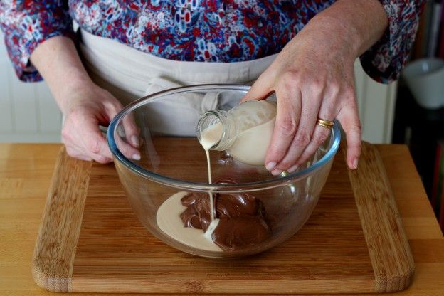 Kondensmilch mit Nutella vermischen