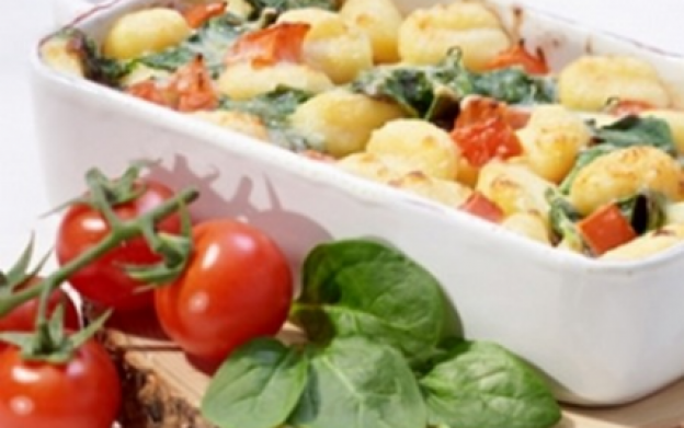 Gnocchigratin mit Tomaten und Spinat