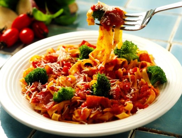 In Nudeln mit Tomatensauce