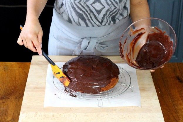 Den Kuchen glasieren