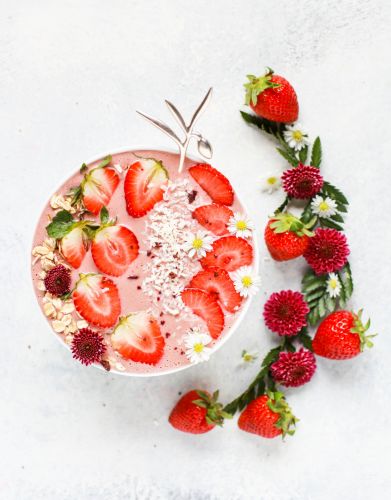 Erdbeer-Buttermilch-Smoothie-Bowl