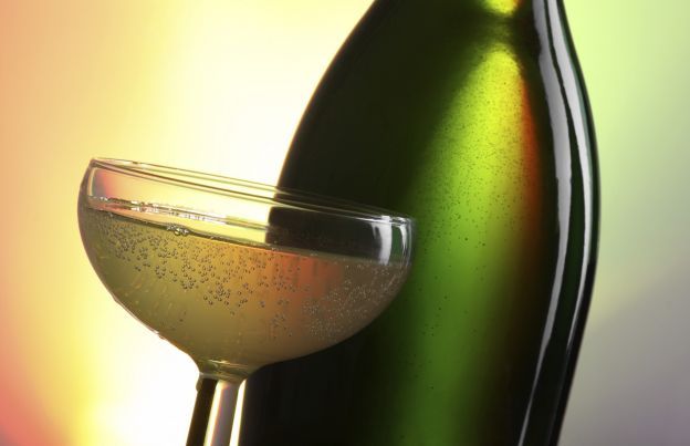 Sekt oder Champagner mit einem Küchentuch öffnen