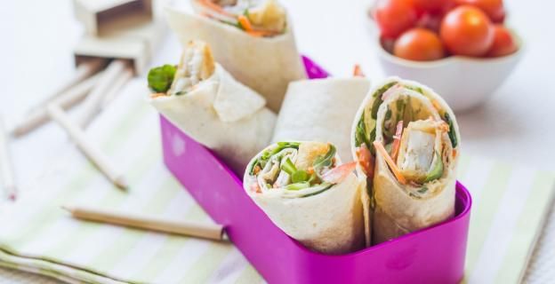 Leinsamen-Wrap mit Hummus und Hähnchenbrustfilet