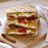 Sandwich mit Mozzarella, Avocado und Paprika