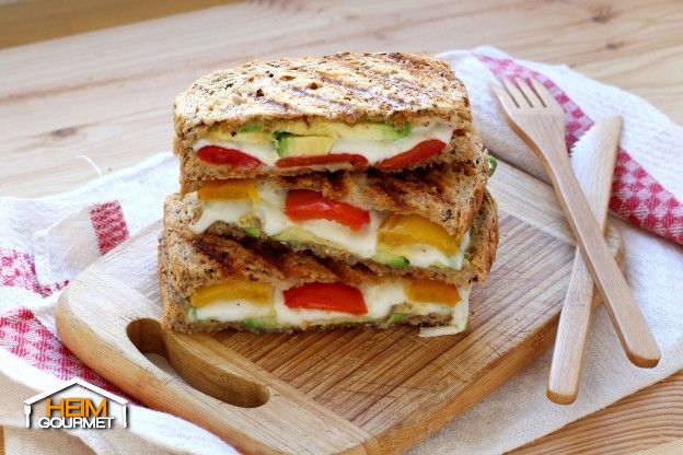 Sandwich mit Mozzarella, Avocado und Paprika