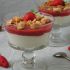 Püree aus Erdbeeren, Rhabarber, Quark und Crumbles