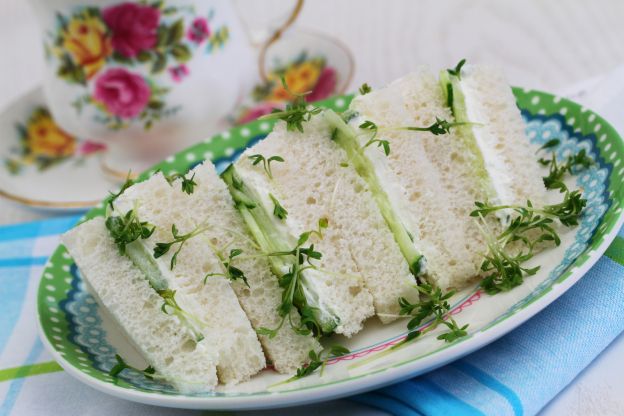 Gurkensandwiches mit Frischkäse und Kresse