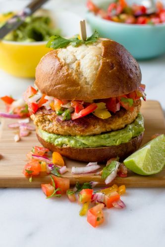 Salsa Hühnchen Burgers Mit Avocado-Sauce