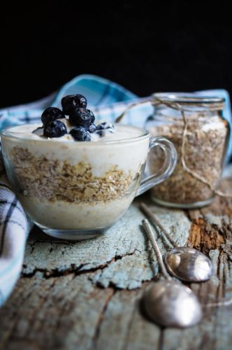 Haferbrei mit Magerquark und Beeren