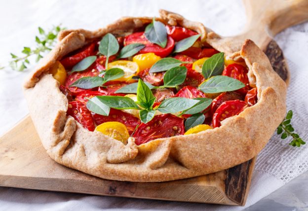 Rustikale Tarte mit frischen Kirschtomaten und Basilikum