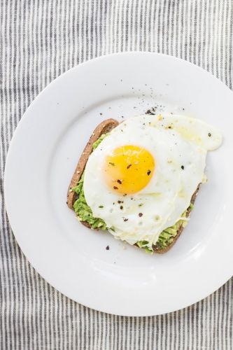 Vollkornbrot mit Avocado und Ei