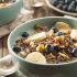 Quinoa-Bowl mit Früchten und Mandelmilch