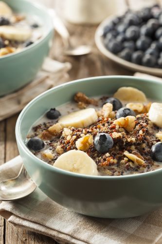 Quinoa-Bowl mit Früchten und Mandelmilch