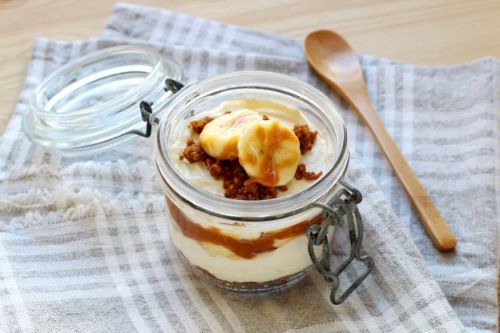 Cheesecake ohne Backen mit Banane und Karamell